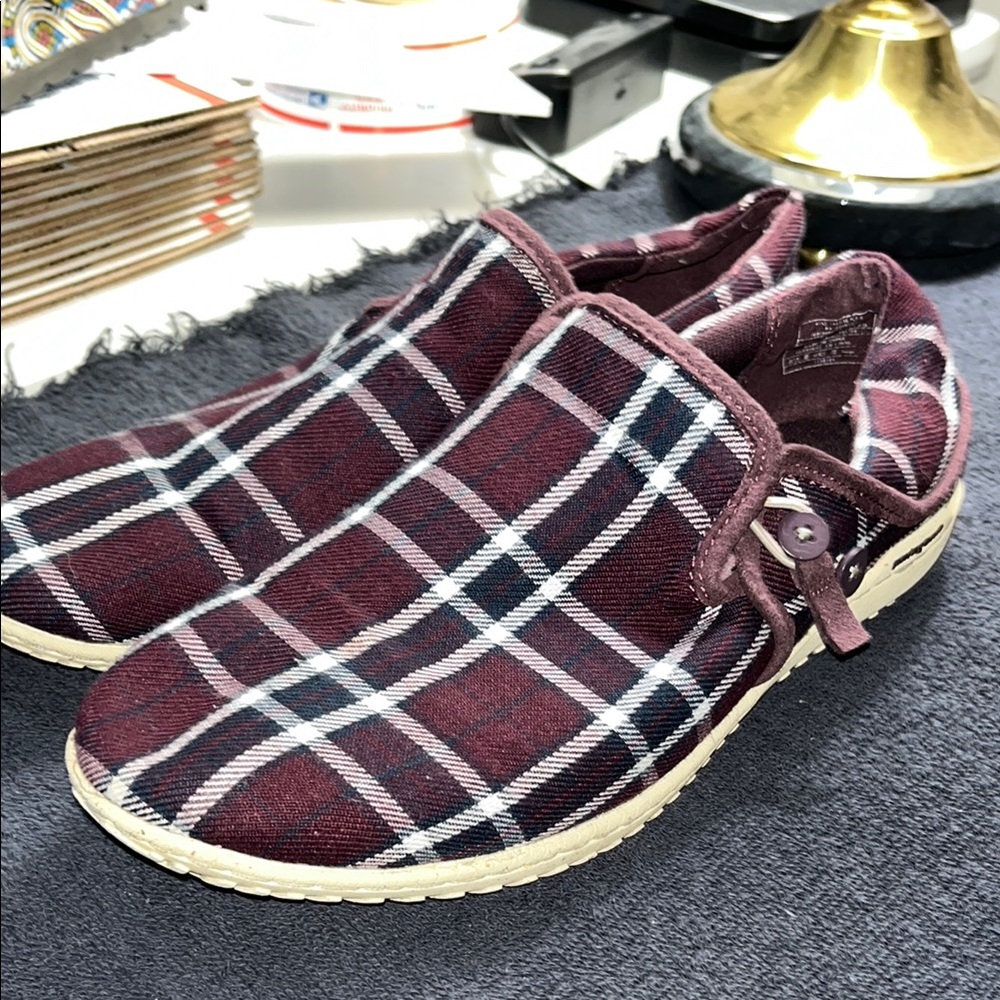 Patagonia White and Maroon Slip-On Loafers - Picture 3 of 11